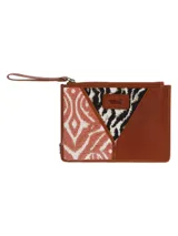 Billetera de mano rectangular, confeccionada en cuero color marrón, con cierre superior y correa de mano. Presenta paneles de tela estampada con motivos geométricos y animal print. Interior forrado con poliéster reciclado y tecnología RFID.