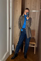 Jeans de mezclilla en tono azul oscuro, con corte recto y tiro alto.