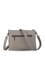 Bandolera de tamaño mediano en color gris, confeccionada en símil cuero con textura granulada. Presenta un bolsillo frontal con cierre, herrajes metálicos oscuros y correa ajustable y desmontable.