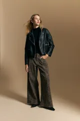 Pantalón de tiro medio con corte recto y silueta amplia, confeccionado en tejido con estampado animal print de leopardo.