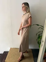 Vestido midi negro de algodón, con mangas cortas, cuello redondo y bolsillos laterales.