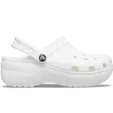 Zueco con plataforma Crocs Classic de color blanco, con suela exterior elevada y contorneada, aberturas de ventilación superiores y correa trasera pivotante con detalles de remaches con el logo de la marca.