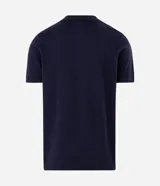 Polo de punto azul marino para hombre, confeccionada en algodón con textura de rayas verticales y patrón en zigzag, cuello polo con cierre frontal parcial y mangas cortas.