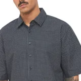 Camisa de manga corta Quiksilver con estampado de cuadros pequeños y cierre frontal de botones.