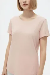 Remera de manga corta color blanco con cuello redondo y dobladillo redondeado.