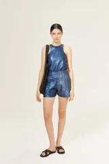 Musculosa azul metalizada de lino, con cuello redondo y sisas amplias.