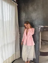 Blazer sastrero de lino color rosado, con solapas de muesca, cierre frontal con un botón forrado y bolsillos con solapa en los laterales.