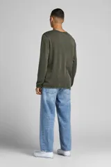 Sweater de punto color verde oliva, de manga larga y cuello redondo.