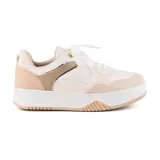 Zapatillas deportivas bajas color beige con detalles en dorado y suela blanca con diseño geométrico.