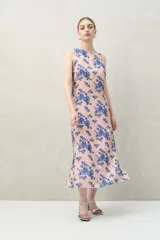 Vestido largo sin mangas de silueta fluida, color rosado con estampado floral abstracto en azul.