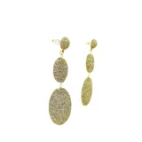 Aros colgantes largos con forma ovalada, recubiertos de hilos brillantes color dorado.