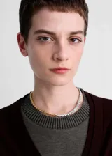 Cardigan de punto color marrón oscuro, con cuello en pico, cierre frontal de botones y diseño de corte recto con mangas largas.