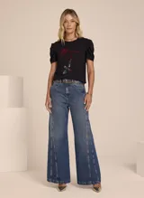 Remera negra de tejido de punto con estampado frontal de la palabra 'Glamour' y dos labiales. Tiene escote redondo, hombros fruncidos abullonados y mangas cortas.