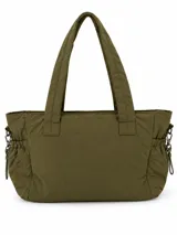 Cartera tipo shopper de color verde militar, confeccionada en material acolchado con diseño de rombos. Cuenta con doble asa de hombro, correa ajustable removible, bolsillos laterales fruncidos y un bolsillo frontal con cierre.