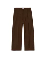 Pantalón de vestir marrón con finas rayas verticales blancas, corte amplio, pinzas en la cintura, bolsillos laterales y traseros.