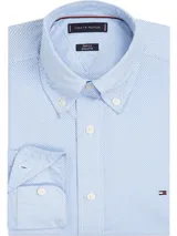 Camisa celeste con micro estampado de puntos, de manga larga y corte regular. Tiene cuello abotonado, cierre con botones y logo de Tommy Hilfiger bordado en el pecho.