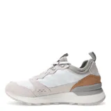 Championes Merrell modelo Alpine 83, con diseño retro inspirado en el senderismo. Presentan una combinación de materiales en tonos claros, incluyendo ante y textil, con detalles en cuero color caramelo en el talón. Cuentan con suela de EVA ligera y cordones reforzados.