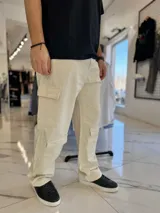 Pantalón cargo de jean oversize en color beige, con bolsillos laterales en las piernas y corte holgado.