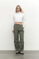 Camisa corta blanca de mangas largas con puños abotonados y cuello clásico.