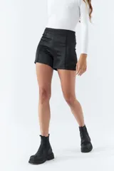 Short negro de tiro alto con costuras verticales al frente.