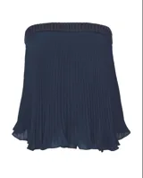 Top strapless azul marino con diseño plisado.