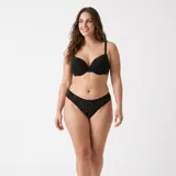 Soutien con copa color negro, con tirantes regulables y detalles de encaje en el contorno superior.