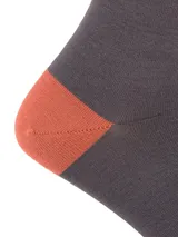 Calcetines de caña media confeccionados en fibra de bambú, con diseño de bloques de color en tonos ladrillo y gris oscuro. Presentan el logo de la marca RKF bordado en la parte superior.