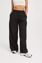 Pantalón negro super amplio de tela ultra liviana y elastizada con cintura elastizada.