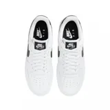 Championes Nike Air Force 1 de corte bajo, color blanco con detalles de estampado animal print de tigre en naranja y negro en el swoosh lateral y en el talón.