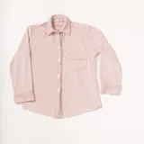 Pijama de dos piezas color rosa pálido, confeccionado en terciopelo. La camisa es de manga larga con botones frontales y bolsillo en el pecho. El pantalón es de corte recto con cintura elástica.