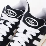 Championes Adidas Campus 00S de gamuza negra con las tres tiras blancas y suela color caramelo.