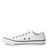 Championes Converse modelo Chuck Taylor All Star de corte bajo, confeccionados en cuero blanco con puntera de goma y suela vulcanizada con franjas negras decorativas.