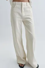 Jeans de tiro alto y corte wide leg, confeccionados en tejido de algodón con diseño de rayas verticales a contraste. Presentan cinco bolsillos, trabillas en la cintura y cierre frontal con cremallera y botón.