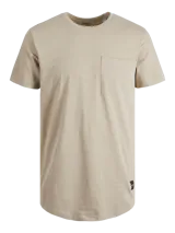 Camiseta color beige de manga corta y cuello redondo, corte largo y dobladillo curvo. Confeccionada en tejido de jersey suave de algodón orgánico.