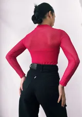 Body de red con cuello alto y mangas largas.