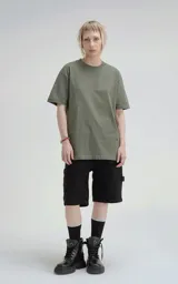 Remera de manga corta y cuello redondo, color verde militar, confeccionada en algodón premium suave. Presenta un calce regular con un recorte en la espalda.