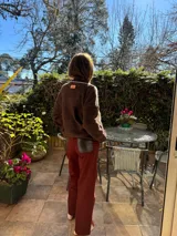 Pantalón cargo de corte recto y holgado en color bordó, confeccionado en gabardina con spandex. Presenta bolsillos traseros con detalles en cuero color chocolate.