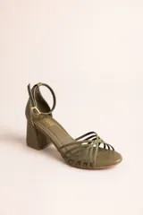 Sandalia de taco cuadrado bajo color blanco, con múltiples tiras finas cruzadas en el empeine y tira ajustable en el tobillo con hebilla dorada.