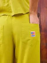 Pantalon de corte amplio y tiro alto con cintura elastizada, confeccionado en una mezcla de algodón y lino.