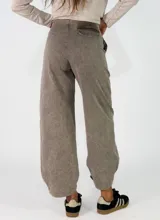 Pantalon de gabardina color beige, de corte holgado y estilo cargo con costuras reforzadas en el ruedo.