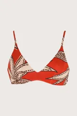 Top de bikini triángulo con estampado abstracto en tonos naranja, beige y marrón.