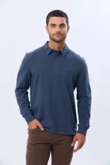 Remera polo de manga larga confeccionada en jersey, con cuello clásico y cierre frontal de tres botones. Presenta puños acanalados y un pequeño logo bordado en el pecho.