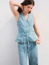 Chaleco de denim sin mangas con cuello en V, cierre frontal con botones y lazo ajustable en la cintura.