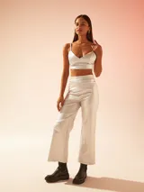 Top corto tipo bralette de tela satinada brillante, con escote en V y breteles finos ajustables.