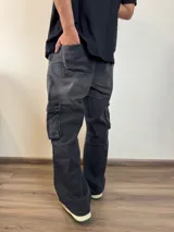 Pantalón jean cargo gris con efecto lavado, corte recto y bolsillos laterales.