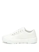 Sneaker de plataforma Cat modelo Amp, color blanco, con capellada de canvas recubierta en PU y suela de goma con tracción.