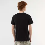 Remera negra de algodón con diseño estampado de estilo graffiti en el pecho con texto en blanco.