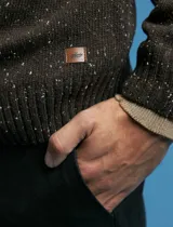 Sweater de escote redondo con manga larga, confeccionado en tejido moteado de textura suave.