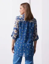 Camisola de gasa estampada con flores, marca Figueroa & Flower. Cuello con solapa y abertura central con botones. Largo de manga regulable con presilla y botón. Incluye musculosa interna.