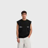Musculosa oversize de algodón color negro, con cuello redondo y diseño sin mangas con hombreras marcadas. Presenta pequeños estampados tipográficos en contraste en el pecho.